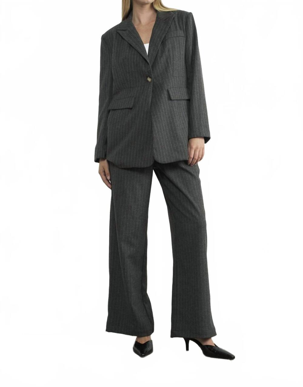 NEW AARON & AMBER long blazer with back pleats in black